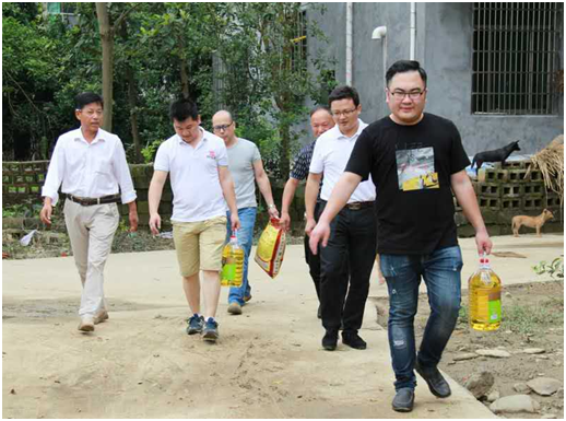 九江辦事處攜手修水縣全體經(jīng)銷商團隊慰問重災區(qū)群眾